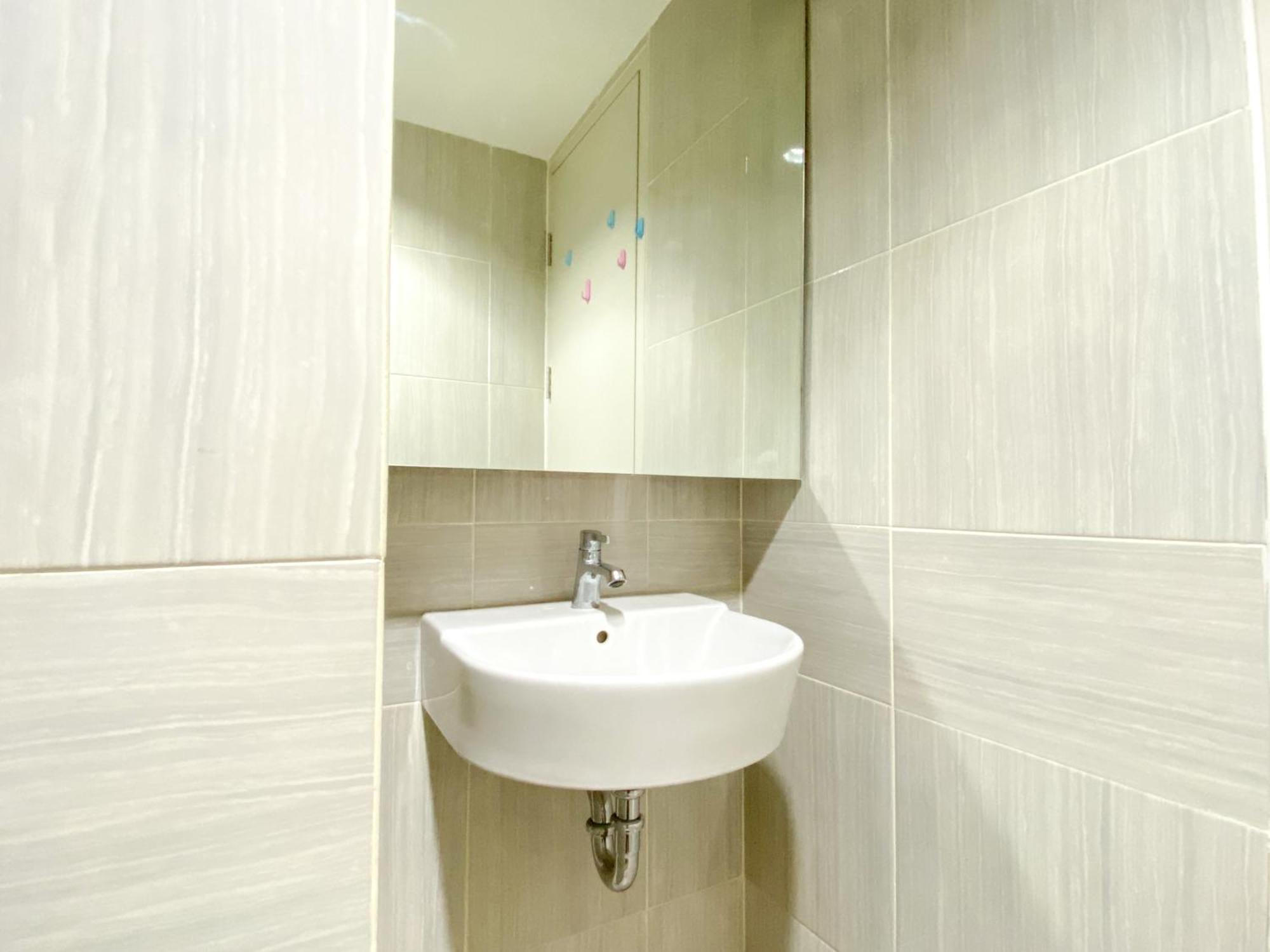Modern Look And Warm At Vasanta Innopark By Travelio Apartemen Bekasi